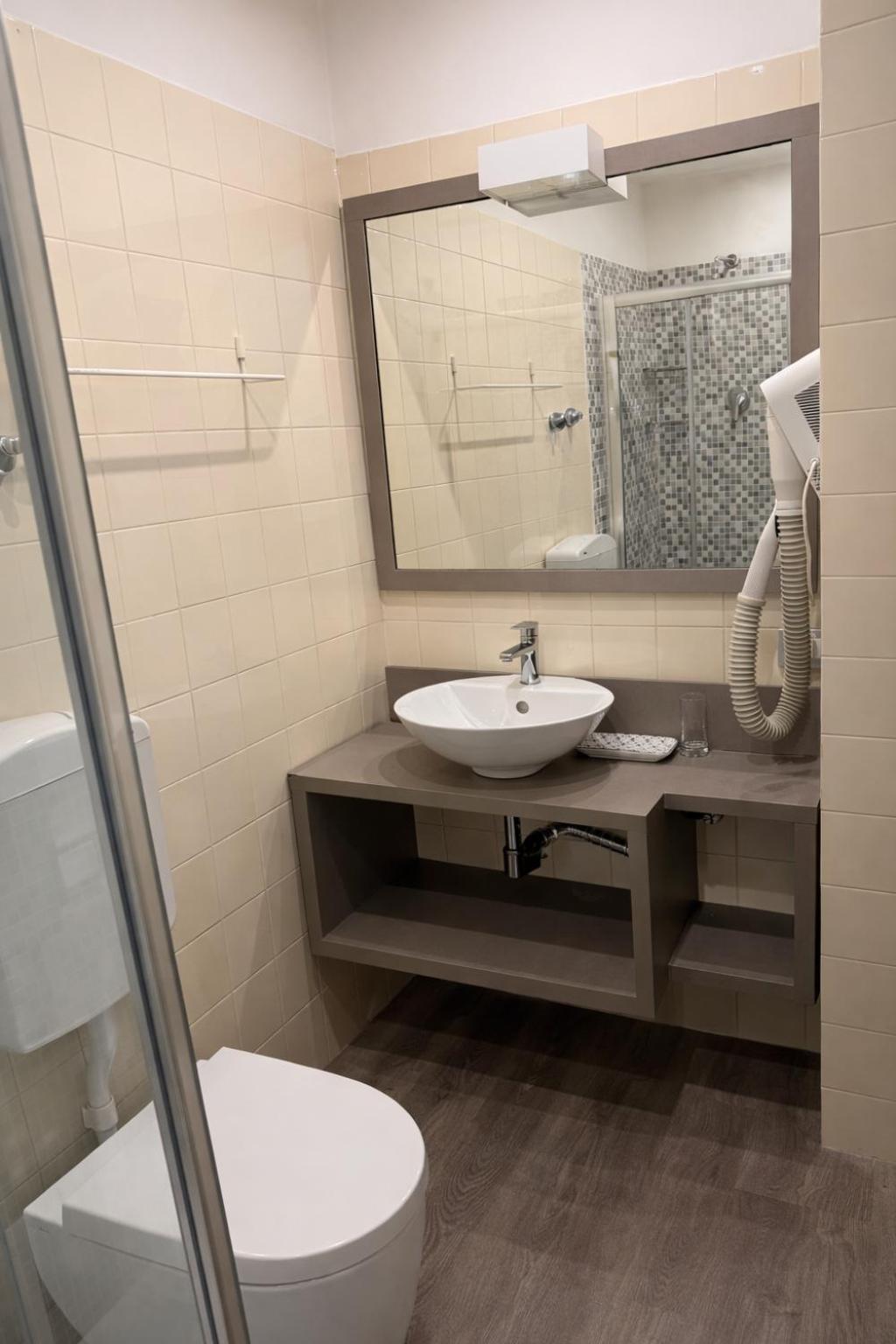 Double Room,1765817296:JPEG