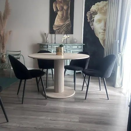 Aurora Flowers - Two Rooms And Free Parking Near Center And Train Station-3